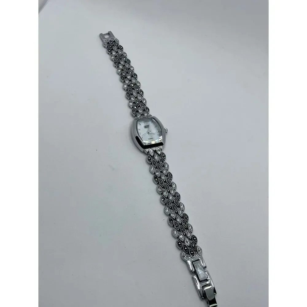 Gruen II Women's Silver Tone Watch Black Gray Analog‎ *new battery*